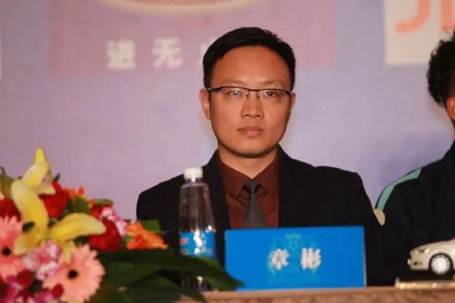 黑色蕾丝透明开叉短裙穿搭